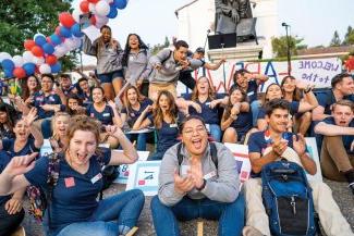 Students cheering and clapping at Saint Mary's 取向